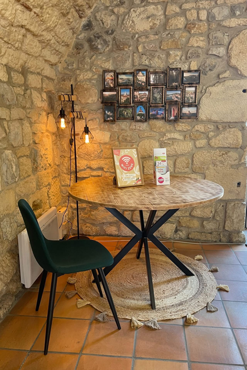 Table ronde et chaise